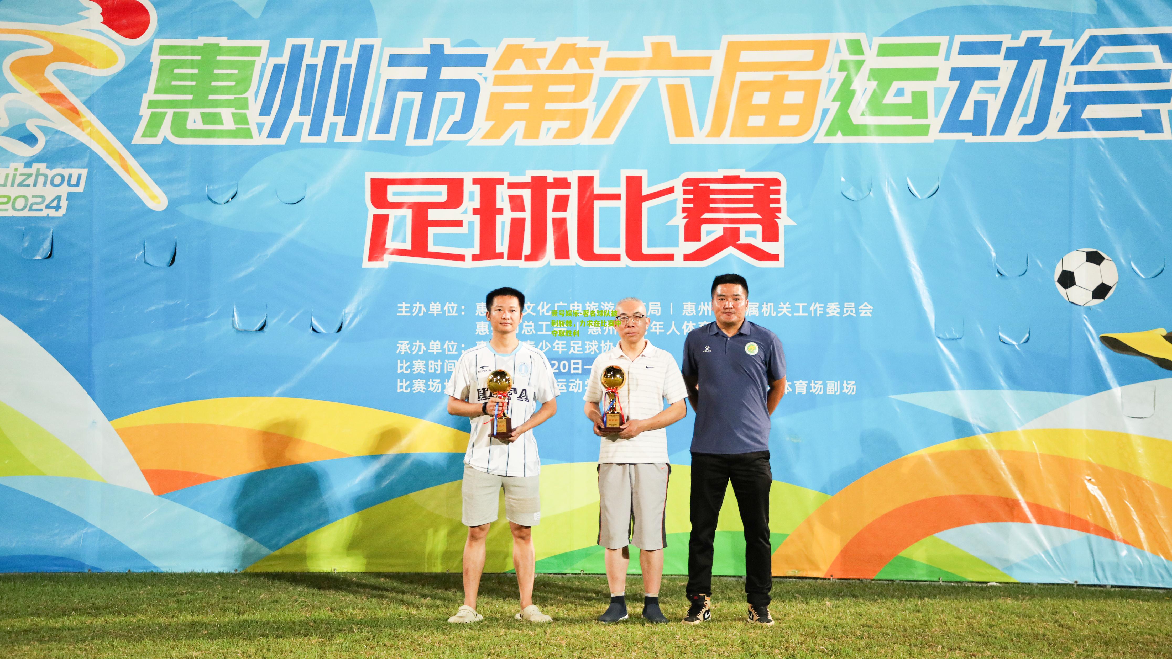 著名球队披荆斩棘，力求在比赛中夺取胜利